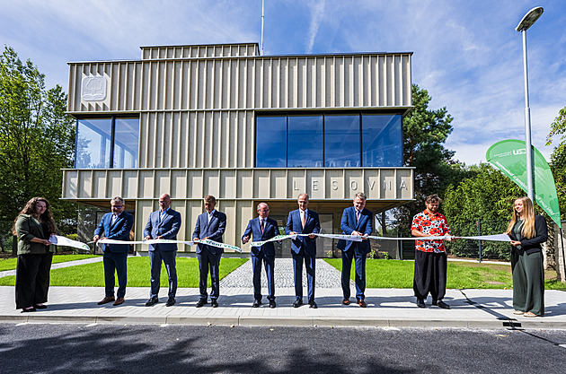 Učebna jako živá laboratoř. Fakulta ČZU otevřela unikátní dřevostavbu