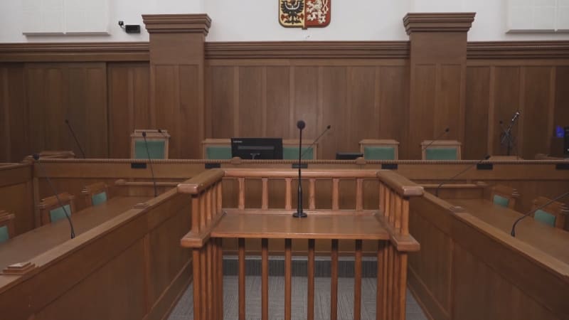 Matka na Mostecku prorazila miminku lebku. Uprchla na Ukrajinu, soud ji nyní tvrdě potrestal