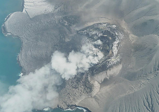 Erupce indonéské sopky ochromila letiště. Omezení se dotkla tisíců cestujících