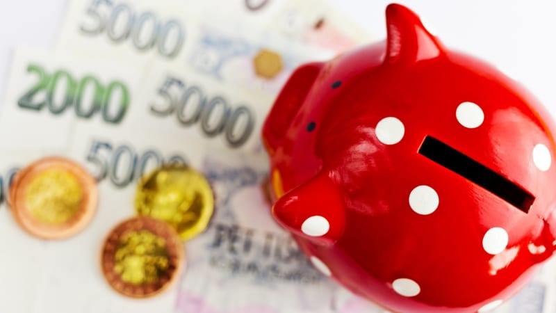 Spoříte, ale peníze mohou ztrácet hodnotu. Ekonom radí, kdy začít investovat a jak se vyhnout chybám