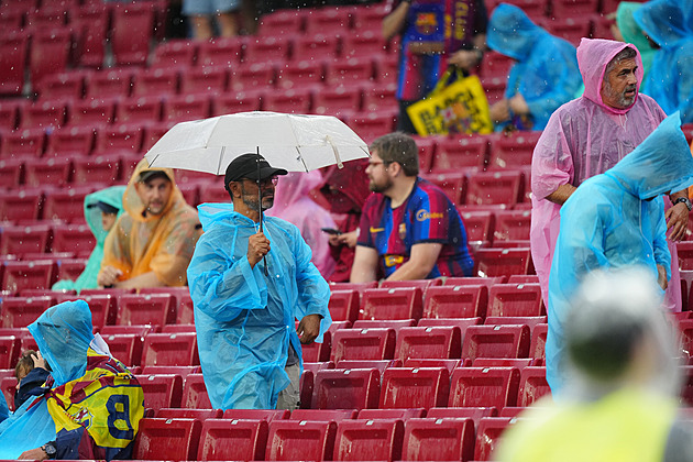 Nový stadion Barcelony vyplavil déšť. Diváci se brodili vodou po kotníky