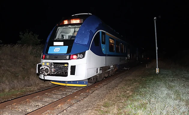 Do srážky osobních vlaků chybělo málo, zasáhl generální stop. Případ řeší policie