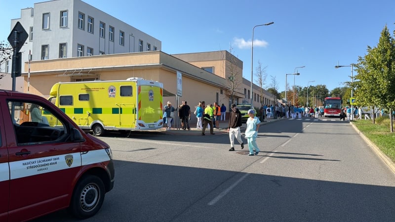 Poplach v hořovické nemocnici: Policie dostala zprávu o bombě, evakuovala stovky pacientů