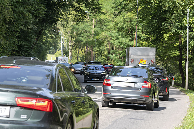 Kvůli chybějícímu napojení na dálnici D49 jedou řidiči ze Zlína v koloně krokem