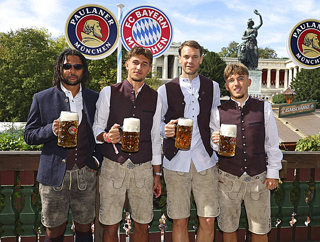 Dresy vyměnili za kroje a pivo. Hráči Bayernu vyrazili slavit na Oktoberfest
