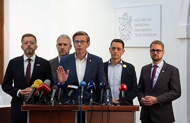 Vládu čeká hlasování o nedůvěře, Babiš se těší. Krade budoucnost, řekl Kupka