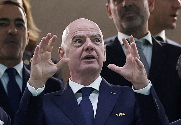 Čtyři největší evropské ligy se pustily do Infantina: Šéf FIFA je vykořisťovatel!