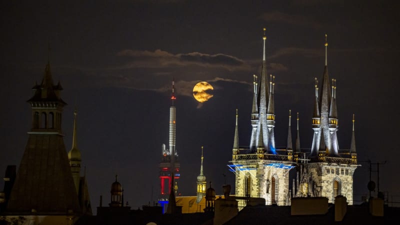 Koukněte večer na oblohu. Měsíc v úplňku doplní Saturn, jasně vidět bude i pouhým okem