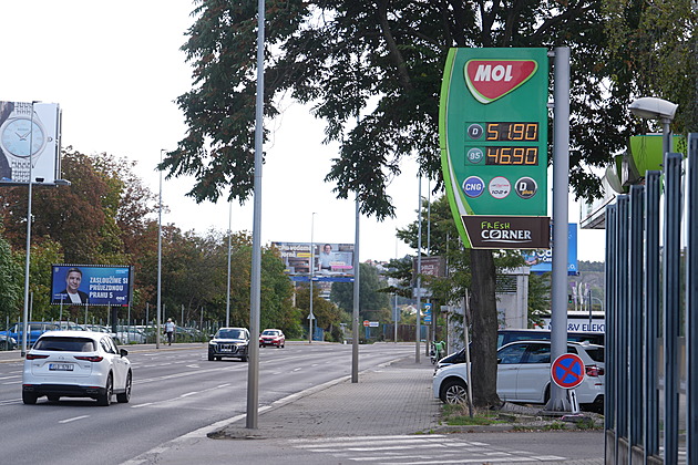 Za kolik natankujete? Nafta má v příštích dnech zlevňovat, benzin příliš ne