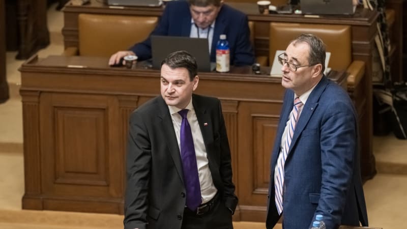 Ve vládě se rodí radikální změna jednacího řádu Sněmovny. Ať se uklidní, vzkazuje Benda z ODS