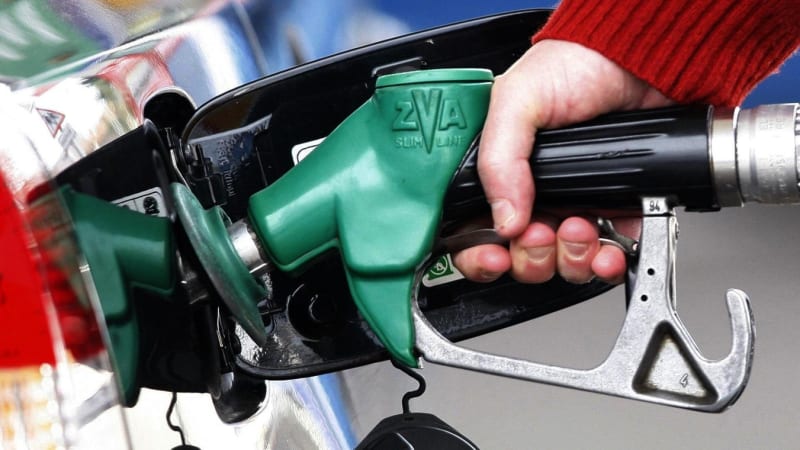 Zastropování cen paliv PŘEHLEDNĚ: Regulace dopadne na malé pumpy. Rafinérie nemine zdanění
