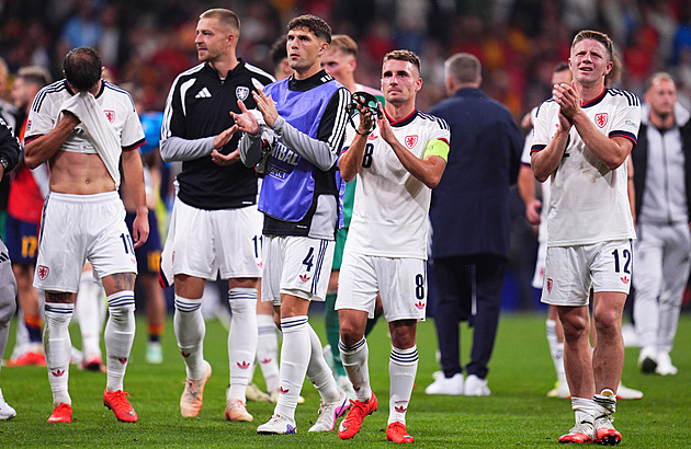 Španělsko - Česko 3:1, fotbalisté sahali po remíze, mistři světa v závěru znejistěli