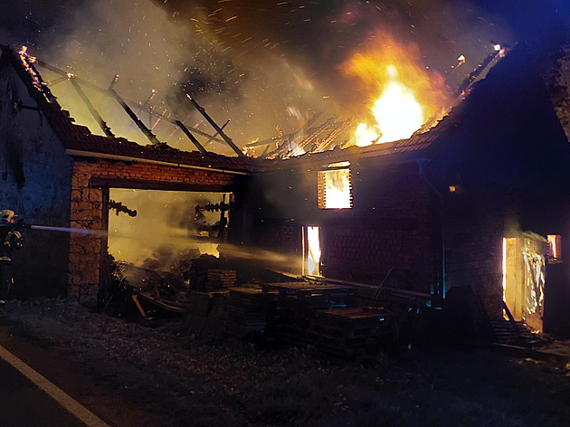Plameny v Lubníku pohltily rodinný dům i se stodolou. Majitel skončil v nemocnici