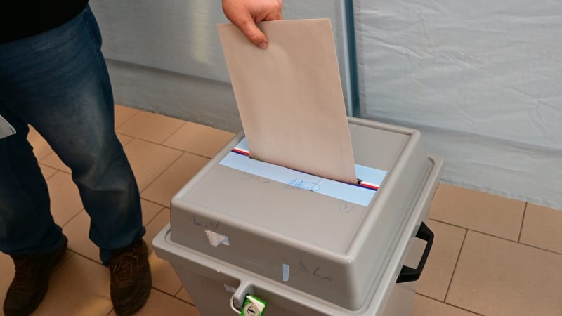 Rvačka ve volební místnosti v Plzni: Člen komise se popral s mužem. Konflikt řešila policie