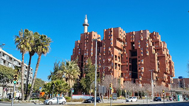 Utopie z cihel. Šílené vertikální bludiště v Barceloně fascinuje i po letech