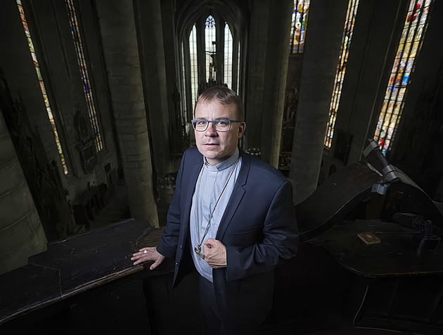 Je alarmující, kolik lidí přebírá proruské postoje. Zajímejte se, říká biskup Holub