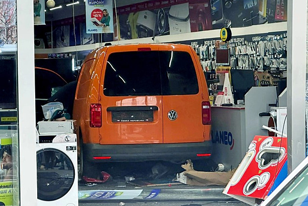 Kradeným autem prorazil dveře elektra a raboval, vypáčil taky výdejní boxy