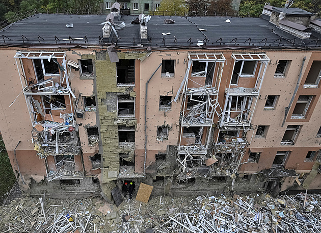 Další těžká noc. Ukrajina sestřelila skoro 300 dronů, hlásí i mrtvé