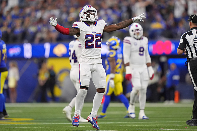 Zkrat v americké NFL. Hráč plivl na soupeře, trenér zuřil. Pak přišla omluva