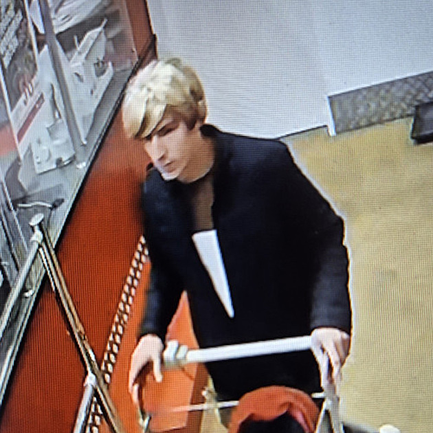 Muž si v hobbymarketu nacpal nářadí do batohu a zmizel, maskoval se parukou