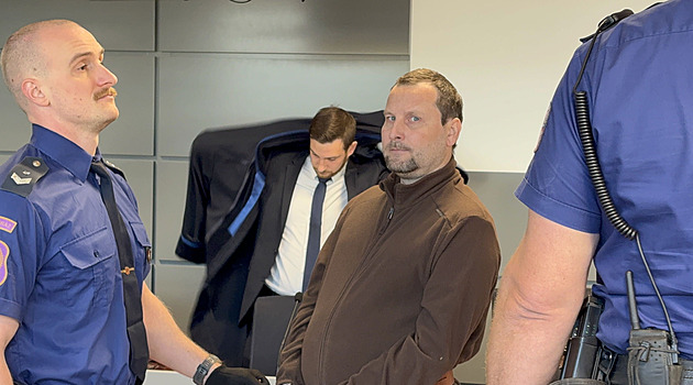Prý chtěl jen vědět, kdo mu bere pití. Proti traviči svědčí mail o fridexu na kočky