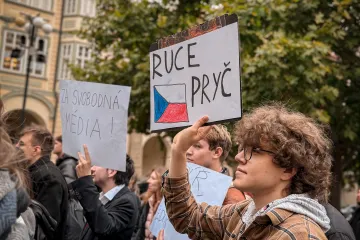 Lidé před sněmovnou protestují proti záměru zrušit poplatky za ČT a ČRo