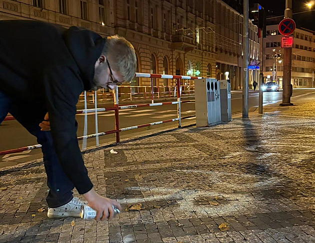 Vandal ve vedení radnice? ANO kritizuje lídra Pirátů za nápis na podporu ČT