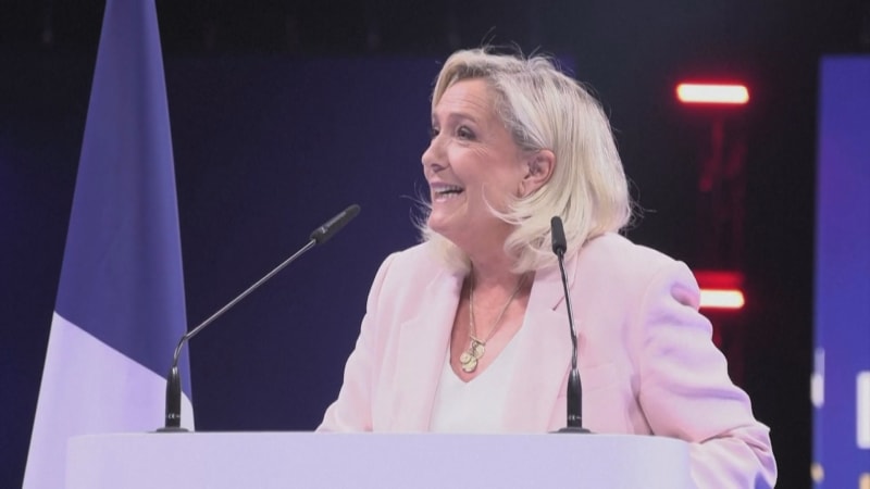 Marine Le Pen využívá masivní protesty a zahajuje kampaň. Francii slibuje znovuzrození